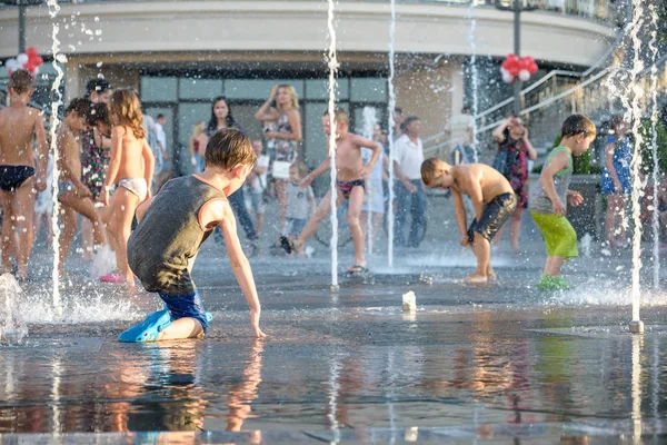 KYIV, UCRANIA 13 de agosto de 2017: Los niños felices se divierten jugando en la fuente de agua de la ciudad en el caluroso día de verano . —  Fotos de Stock