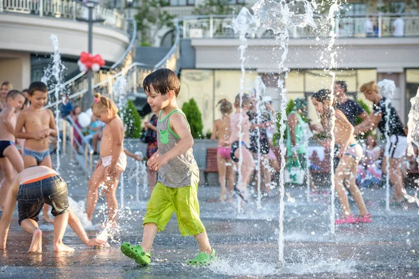 KYIV, UCRANIA 13 de agosto de 2017: Los niños felices se divierten jugando en la fuente de agua de la ciudad en el caluroso día de verano . —  Fotos de Stock