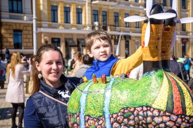 Kiev, Ukrayna 7 Nisan 2018: Şehir merkezinde yıllık Paskalya sergi düzenledi. Sanatçı gösterir renkli tavşan tavşan.