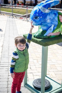 Kiev, Ukrayna 7 Nisan 2018: Şehir merkezinde yıllık Paskalya sergi düzenledi. Sanatçı gösterir renkli tavşan tavşan.