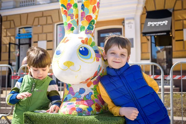Kyjev, Ukrajina 7 dubna 2018: Každoroční velikonoční výstava se koná v centru města. Umělci se zobrazí barevný králíček. — Stock fotografie