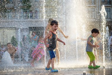 Mutlu çocuklar şehir su çeşme sıcak yaz oynarken iyi eğlenceler