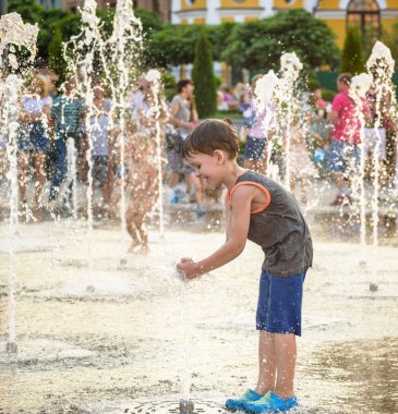 heyecanlı çocuk su jetleri, Çeşme arasında eğleniyor. Ben yaz