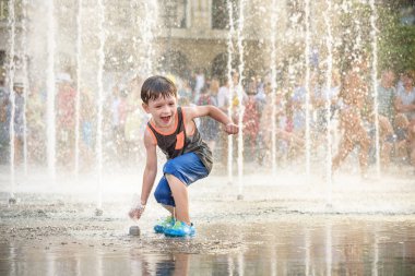 heyecanlı çocuk su jetleri, Çeşme arasında eğleniyor. Ben yaz