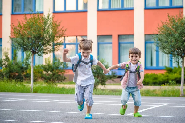 Fiatal diákok, két testvér testvér, az iskolába. — Stock Fotó