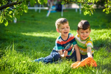Çok güzel çocuk çocuk yapma yangın bir büyüteç ou ile kağıt üzerinde