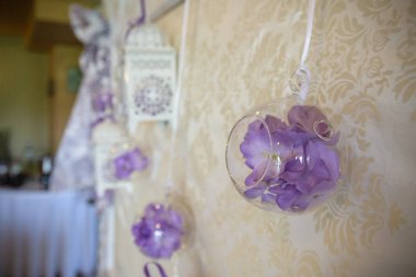 Düğün dekorasyon, cam şişeler içinde orkide çiçek.