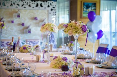 Bir lüks Düğün Tablo ayarı. Festival dekorasyon örnek. Gelin ve damat için masaya gerçek çiçek.