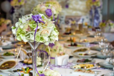 Bir lüks Düğün Tablo ayarı. Festival dekorasyon örnek. Gelin ve damat için masaya gerçek çiçek.