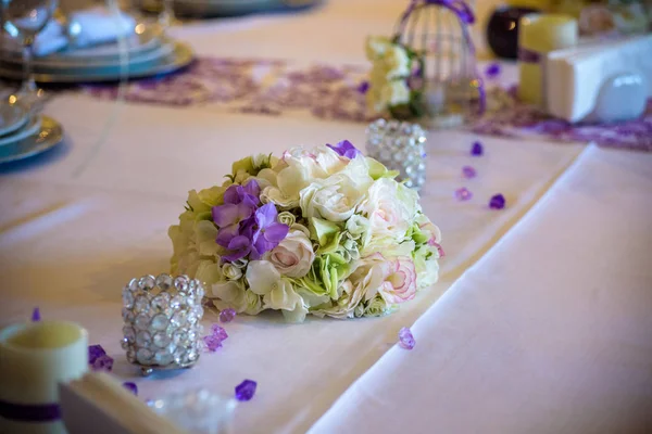 Prostírání Luxusní Svatební Hostinu Příklad Slavnostní Zdobení Skutečné Květiny Stole — Stock fotografie