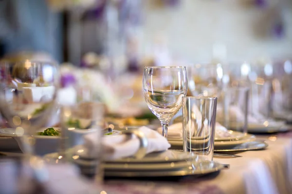 Красива Обстановка Столу Посудом Квітами Вечірки Весільного Прийому Або Іншого — стокове фото