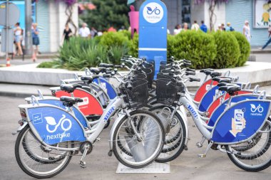 Odessa, Ukrayna 11 Haziran 2019: Kiralık bisikletlerin şehirde dolaşmak için kullanılması hem eğlence hem egzersiz için hem de araba ve gaz kullanımından tasarruf ettiği için çevre için yararlıdır.