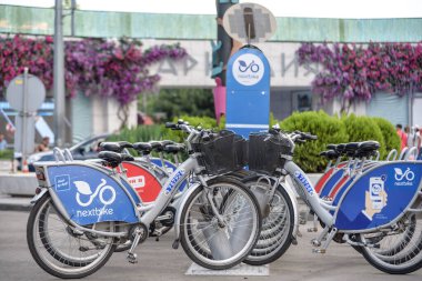 Odessa, Ukrayna 11 Haziran 2019: Kiralık bisikletlerin şehirde dolaşmak için kullanılması hem eğlence hem egzersiz için hem de araba ve gaz kullanımından tasarruf ettiği için çevre için yararlıdır.