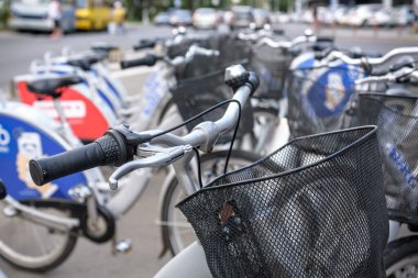 Odessa, Ukrayna 11 Haziran 2019: Kiralık bisikletlerin şehirde dolaşmak için kullanılması hem eğlence hem egzersiz için hem de araba ve gaz kullanımından tasarruf ettiği için çevre için yararlıdır.