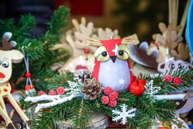 Farklı dekorasyon, Noel pazarında Noel ağacı oyuncağı, el yapımı rahat oyuncaklar.