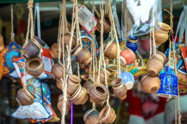 Farklı dekorasyon, Noel pazarında Noel ağacı oyuncağı, el yapımı rahat oyuncaklar.