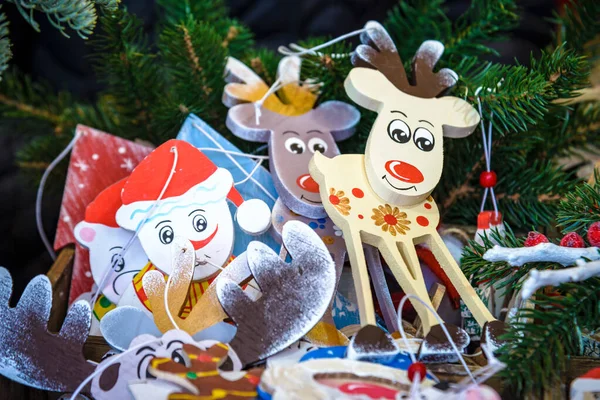 Verschiedene Dekorationen, Spielzeug für den Weihnachtsbaum auf dem Weihnachtsmarkt, Nahaufnahme von gemütlichen handgefertigten Spielsachen — Stockfoto