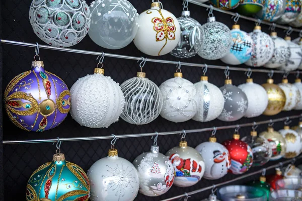 Decoración de Navidad en venta en el mercado de adviento. Bolas decorativas miniatura árbol de año nuevo. hecho a mano — Foto de Stock
