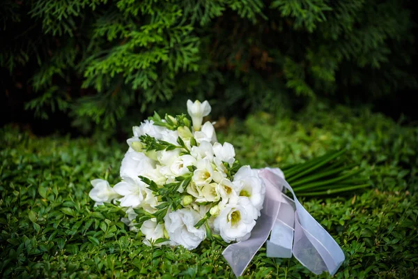 Bouquet da sposa di rose gialle e bianche e fresia blu sdraiato sul pavimento in legno — Foto Stock