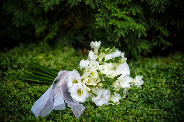 Bouquet da sposa di rose gialle e bianche e fresia blu sdraiato sul pavimento in legno — Foto Stock