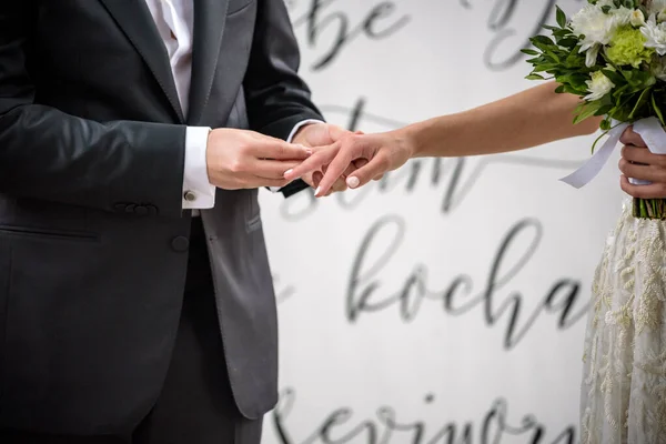 Hochzeitstag. Der Bräutigam legt den Ring an die Hand der Braut. Foto-Nahaufnahme — Stockfoto