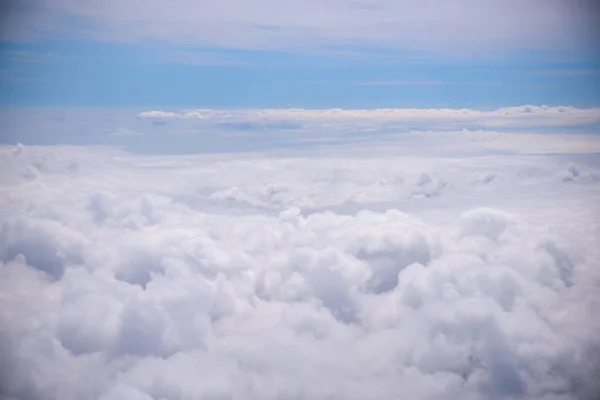 White fluffy clouds in the blue sky. Photos of clouds from the p — Stock Photo, Image