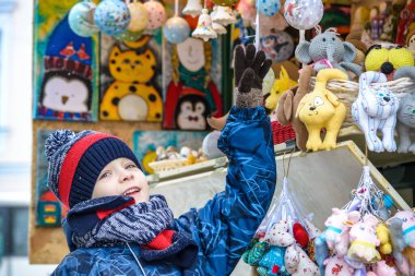 Noel pazarında dekorasyon seçen sevimli çocuk. Ol