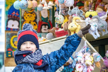 Noel pazarında dekorasyon seçen sevimli çocuk. Ol