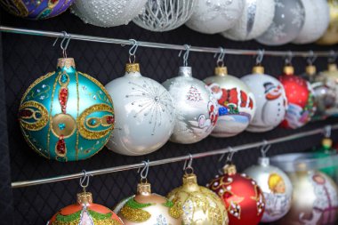 Gelişmekte olan pazarda Noel süslemesi. Dekoratif minyatür yeni yıl ağaç topları. El yapımı.