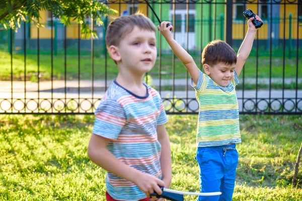 Dwóch chłopców gra z przędzenia Top Kid zabawka. Popularne dzieci turniej gry. — Zdjęcie stockowe