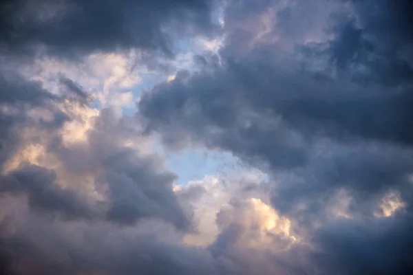 雨の後の暗い重い雲は、光と太陽の神聖なギャップを形成しました. — ストック写真