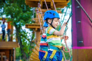 Genç çocuk oyun ve açık havada etkinlikler yaparak eğlenin. Happ