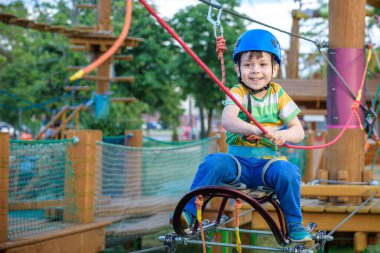 Küçük sevimli çocuk bir tırmanma macera parkı o aktivite zevk