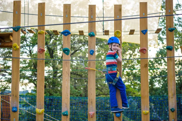 Boy having fun at adventure park. toddler climbing in a rope pla — Stock Photo, Image