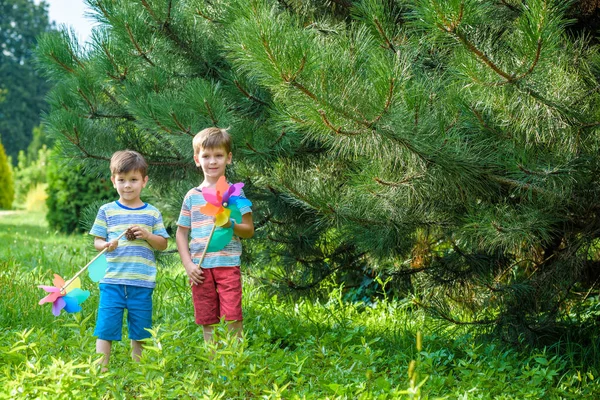 Dos Niños Felices Jugando Jardín Con Molino Viento Molino Adorables — Foto de Stock