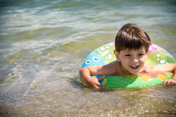 Niño Feliz Jugando Con Anillo Inflable Colorido Lago Piscina Aire — Foto de Stock