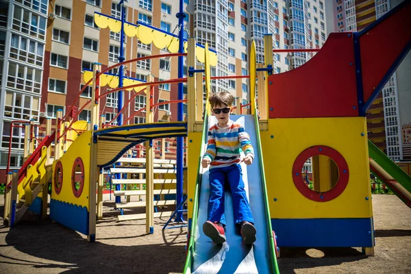 Verão Infância Lazer Amizade Conceito Pessoas Menino Feliz Parque Infantil — Fotografia de Stock