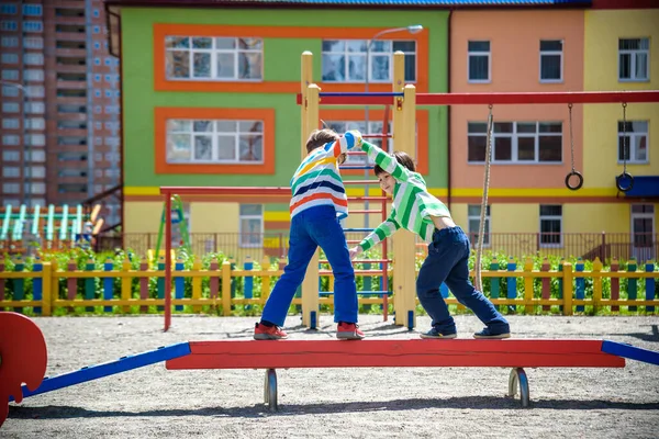 Dos Niños Escuela Preescolar Jugando Patio Aire Libre Juntos Niños — Foto de Stock