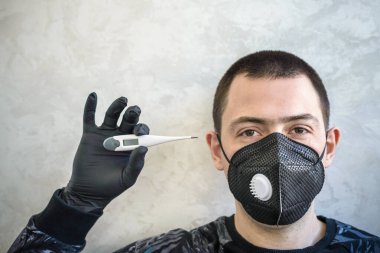Coronavirus. 2019 Novel Coronavirus 2019-nCoV, Wuhan, Çin. Coronavirus hastası bir adam termometreden ateşini ölçer. Beyazda izole edilmiş. Mesaj için yer var. Kesme Yolu.