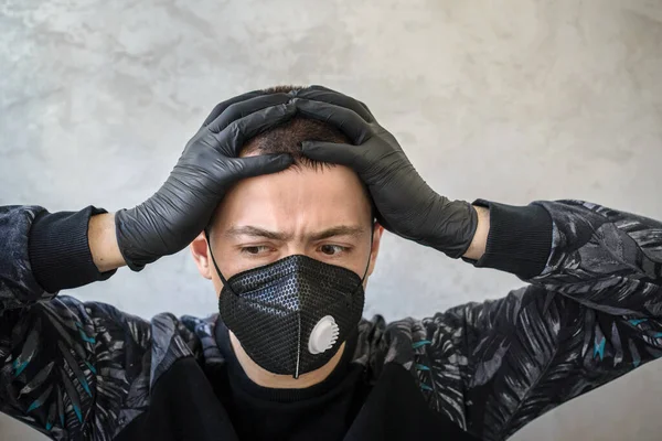 Der Infizierte Mann Hat Kopfschmerzen Und Krankheitssymptome Berührt Seine Stirn — Stockfoto