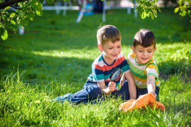 Güneşli bir günde elinde büyüteçle kağıt üzerinde ateş yakan iki sevimli çocuk. Bahçede ateş doğasını keşfeden çocuk. Büyüteci olan genç bir kaşif. Eğitim ve keşif kavramı