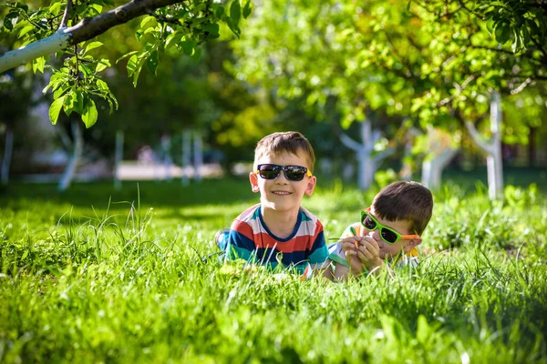 Glücklich Lächelnder Geschwisterbruder Entspannt Sich Auf Dem Rasen Nahaufnahme Mit — Stockfoto