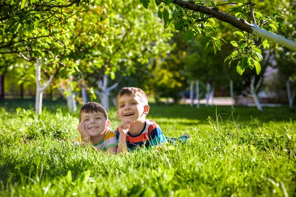 Niños Felices Divirtiéndose Aire Libre Niños Jugando Parque Verano Niño — Foto de Stock