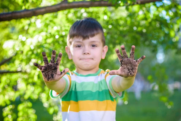 Молодий Кавказький Хлопчик Який Демонструє Свої Брудні Руки Після Гри — стокове фото