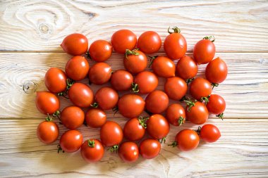 Kiraz domatesleri. Daldaki domatesler. Domateslerin arka planı. Sebze ve meyve. Sağlıklı beslenme.