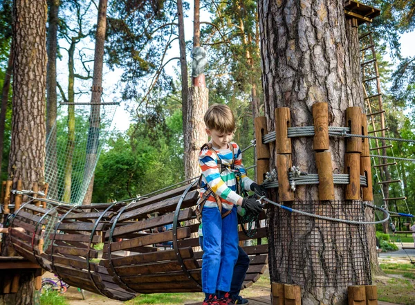 Çocuk Macera Parkı Nda Eğleniyor Bir Bahçesi Yapısında Tırmanma Yürümeye — Stok fotoğraf