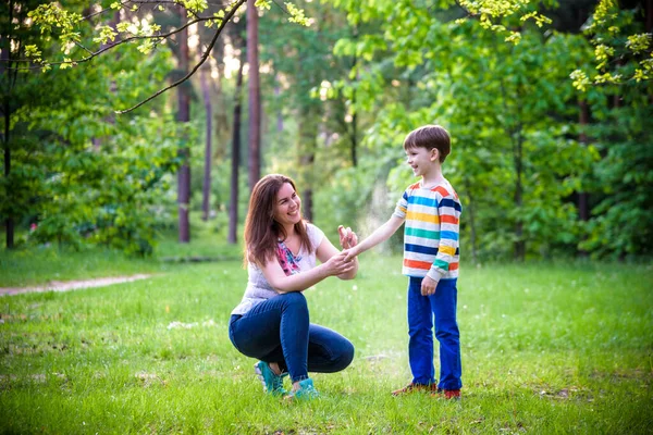 Ung Kvinna Mor Tillämpa Insektsmedel Till Sin Son Innan Skogen — Stockfoto