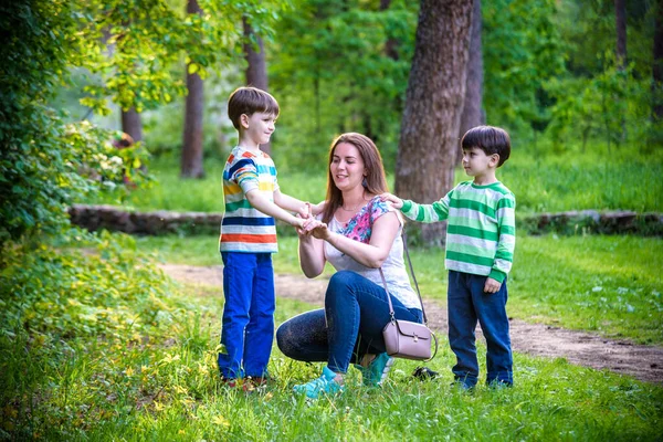Mujer Joven Madre Aplicando Repelente Insectos Sus Dos Hijos Antes —  Fotos de Stock