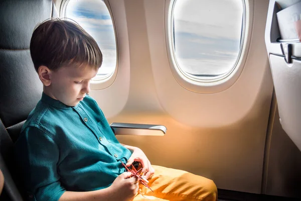 Милий Маленький Хлопчик Подорожує Літаком Дитина Сидить Вікні Літака Грає — стокове фото