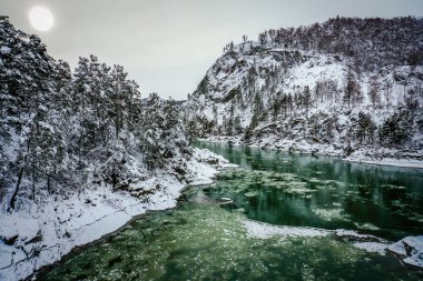 Dağ nehir Katun, Altay, Rusya Federasyonu. Bir kış manzara.